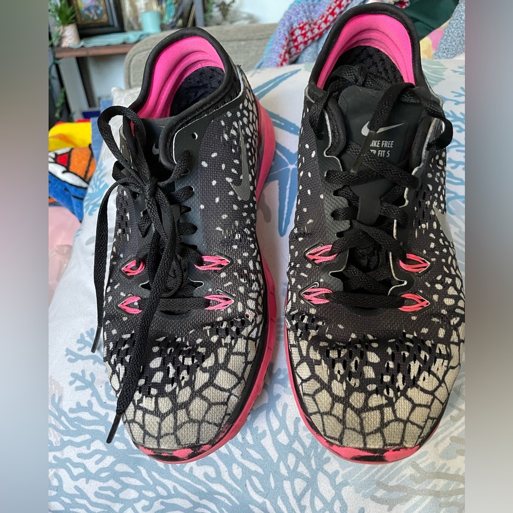 Nike FreeTR fit 5 Women’s 6 black pink mesh upper lace up running sneakers